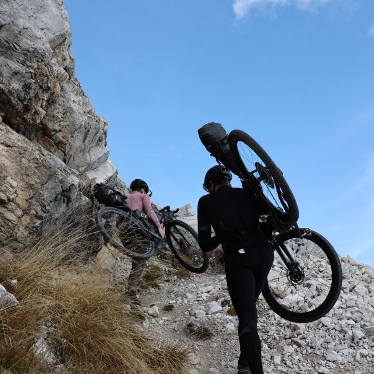 Bikepacking vs cicloturismo de alforjas, ¿qué elegir para un viaje en  bicicleta?