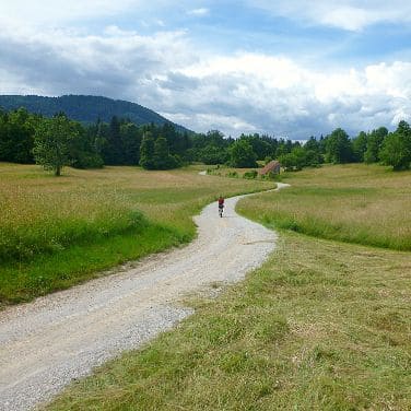 bikepacking road that crosses the landscapes of the Carso Trail