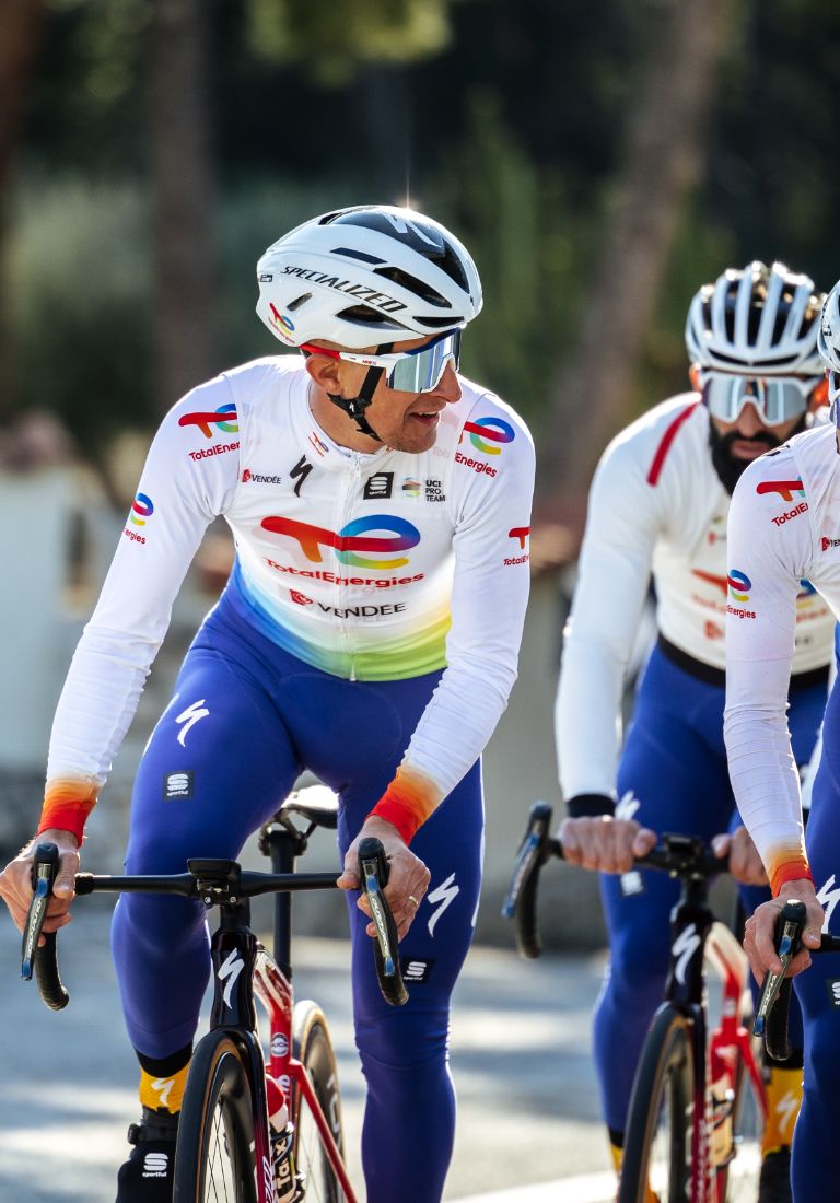 The new jersey and bib shorts of the Spanish Cycling Team